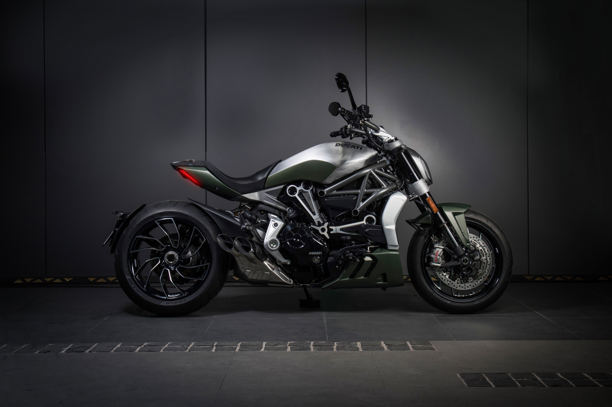 DUCATI X Diavel : Low speed excitement